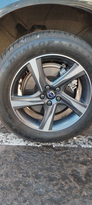 Vând jante originale Volvo echipate cu anvelope de iarna