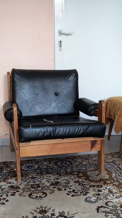 Продавам диван от дърво и един брой футьоил от дърво