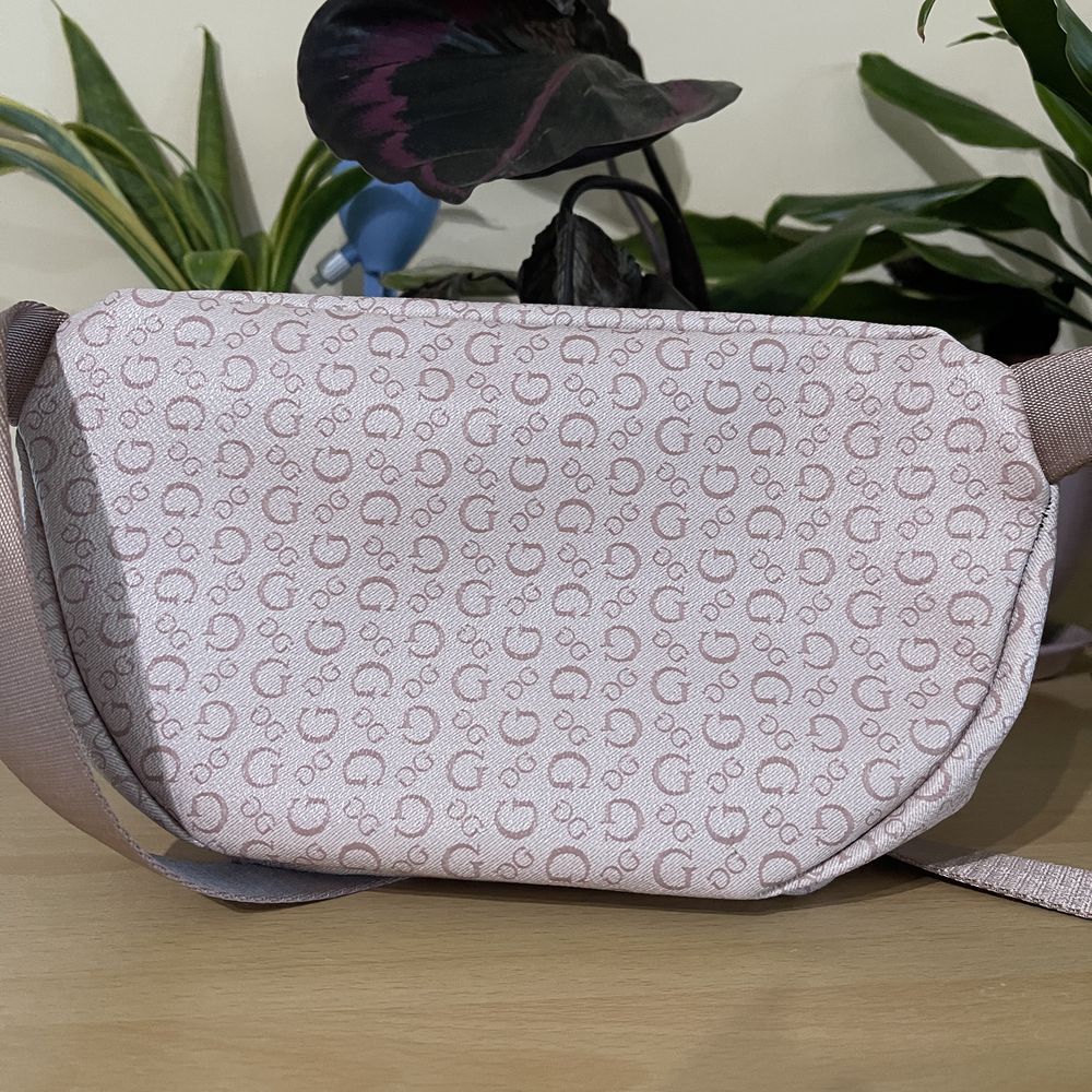 Дамска кожена чанта Guess