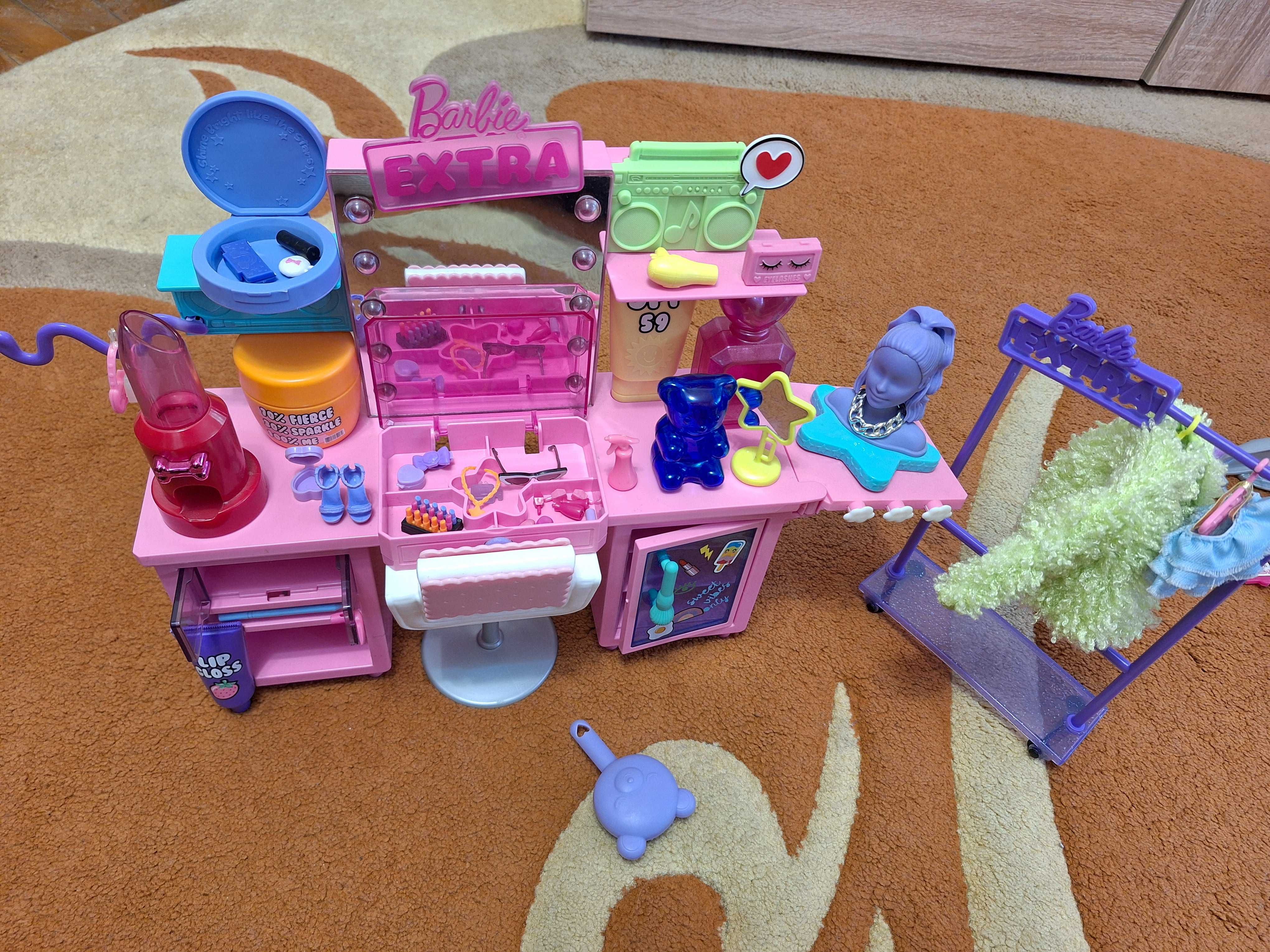 Ambulanta Barbie si set de machiaj Barbie Extra