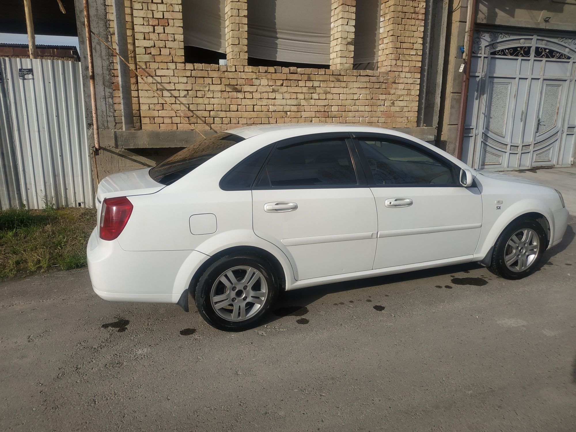 Lacetti 1.8 sotiladi