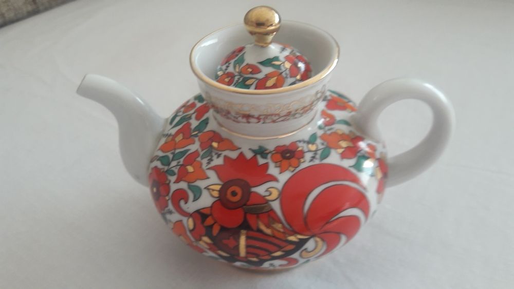 Фарфоровый миниатюрный чайник