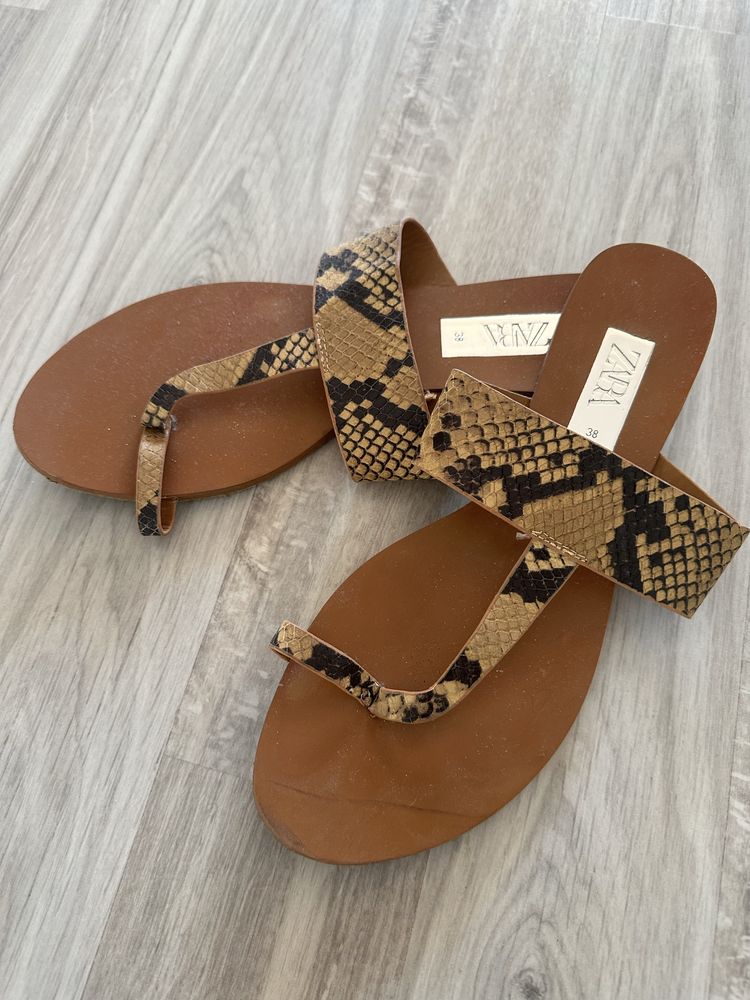 Кожени чехли на Zara