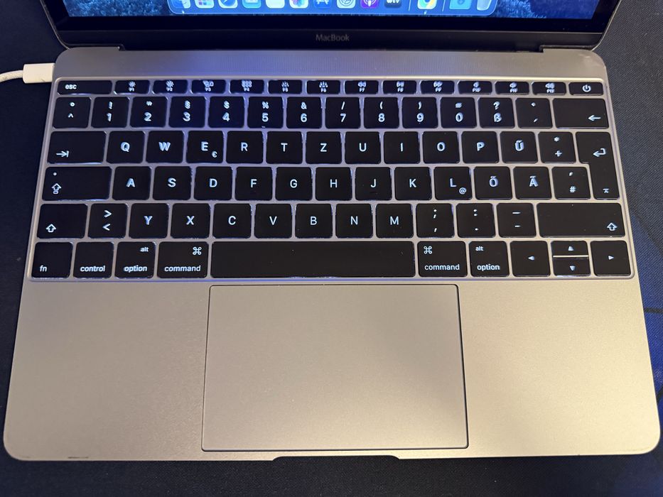 MacBook 2017 cu mouse Apple