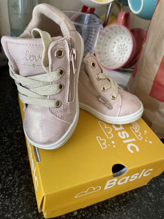 Продам НОВЫЕ детские полуботинки 21 размера