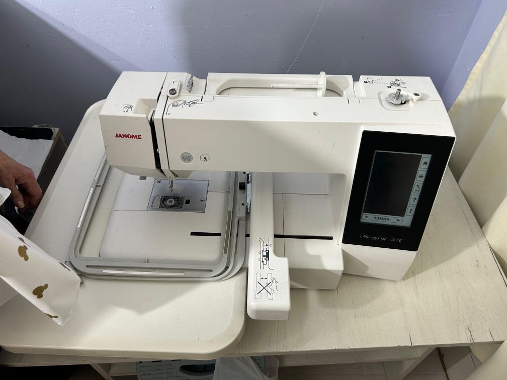 Продам вышивальную машинку Janome