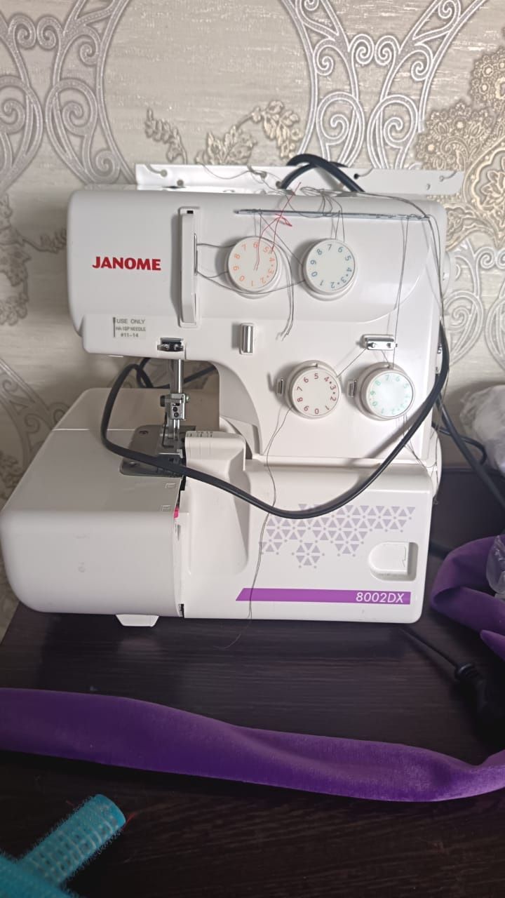 Оверлок машинка JANOME
