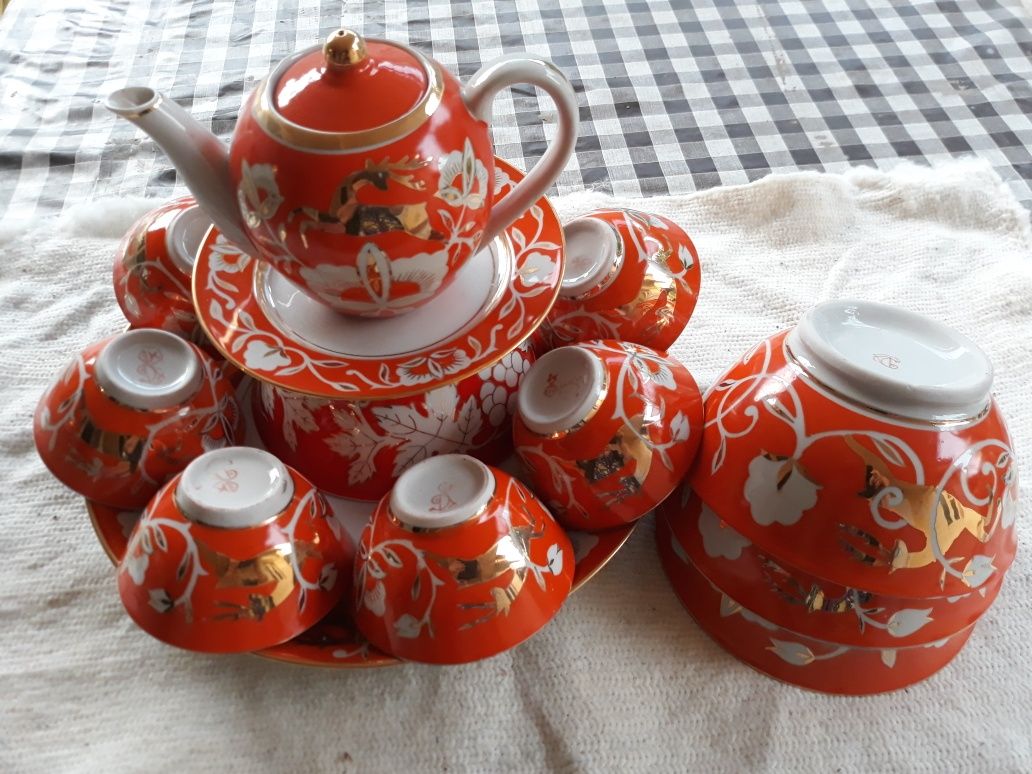 Продаю чайный сервиз времён СССР чайник, ляган,6 пиалушек,4 касы