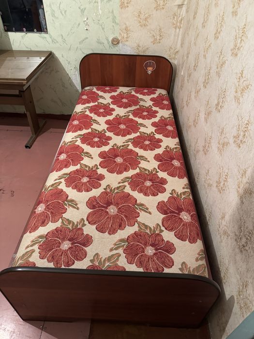 Две кровати с матрасами и шкаф