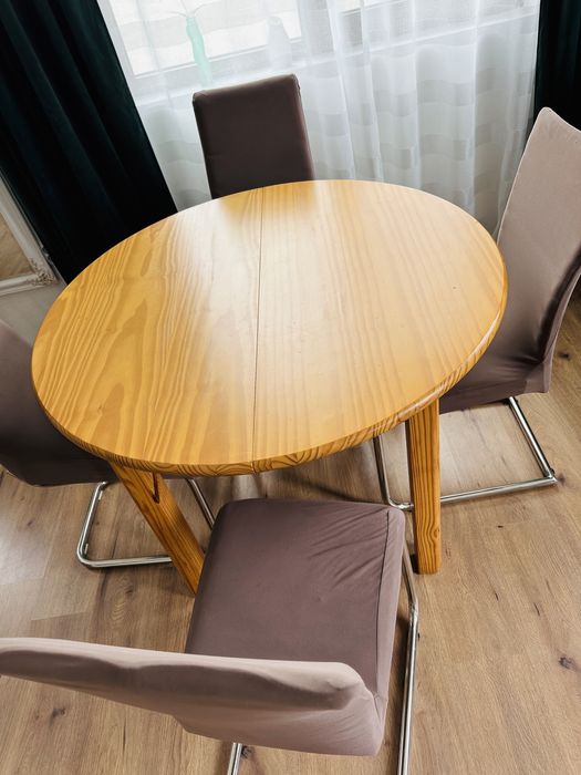 Masa cu patru scaune