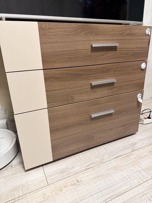 Обзавеждане за спалня- гардероб, скрин и 2 нощни шкафчета