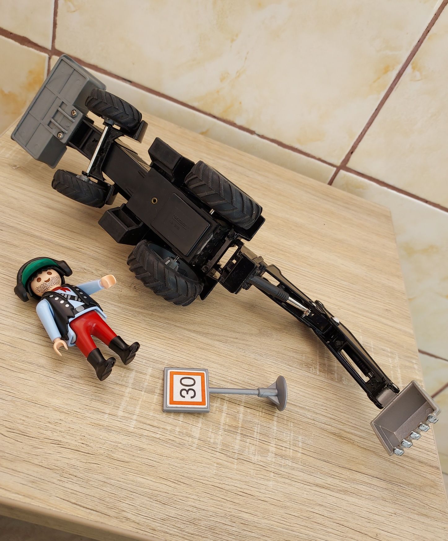 Macheta tractor metalic Welly,ca Siku 1/32+figurina Playmobil-jucarii