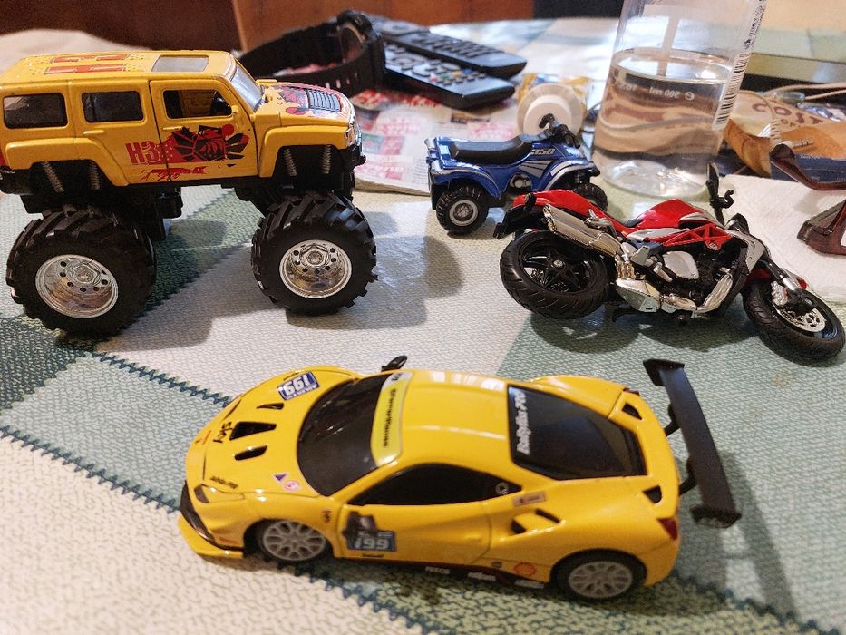 Продавам 4 броя мини колички.