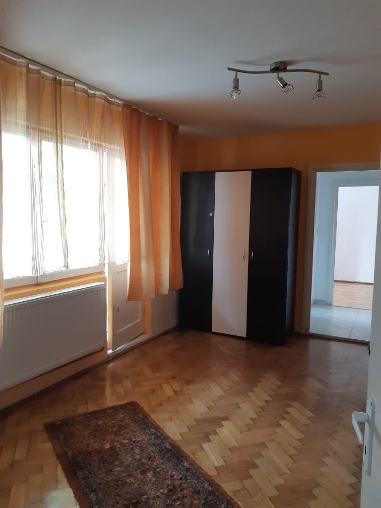 Vand apartament zona biserica Sf.Gheorghe parter