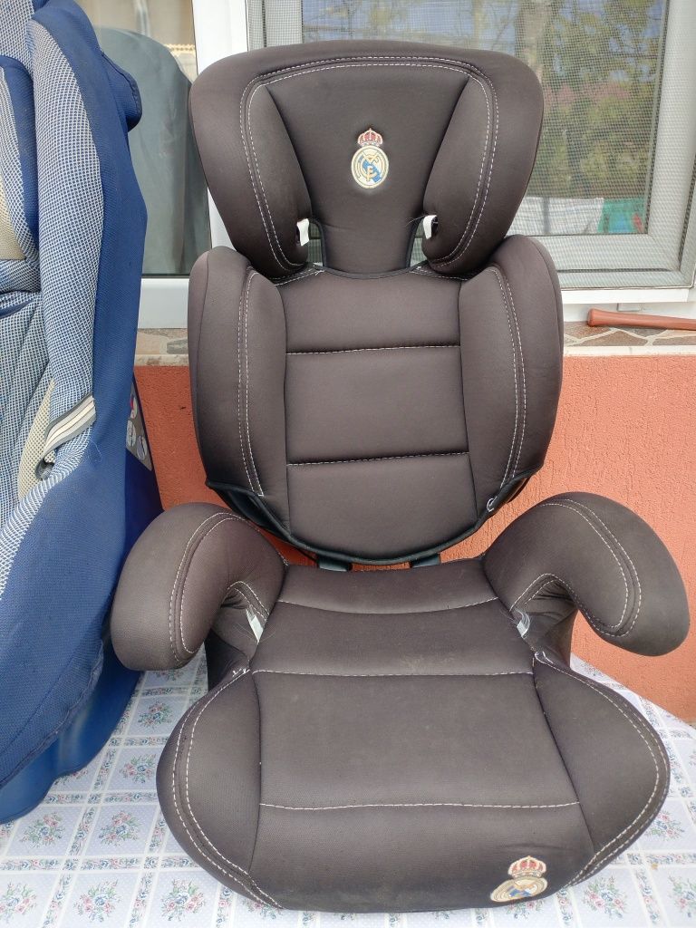 Doua scaune auto 1 cu isofix amandoua la pret de 200 lei