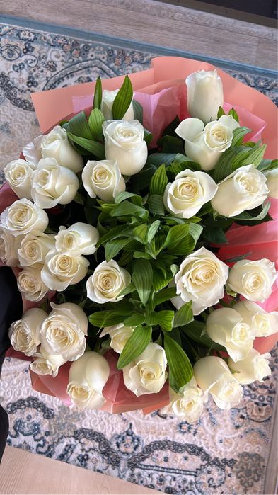 Свежие, красивые белые розы