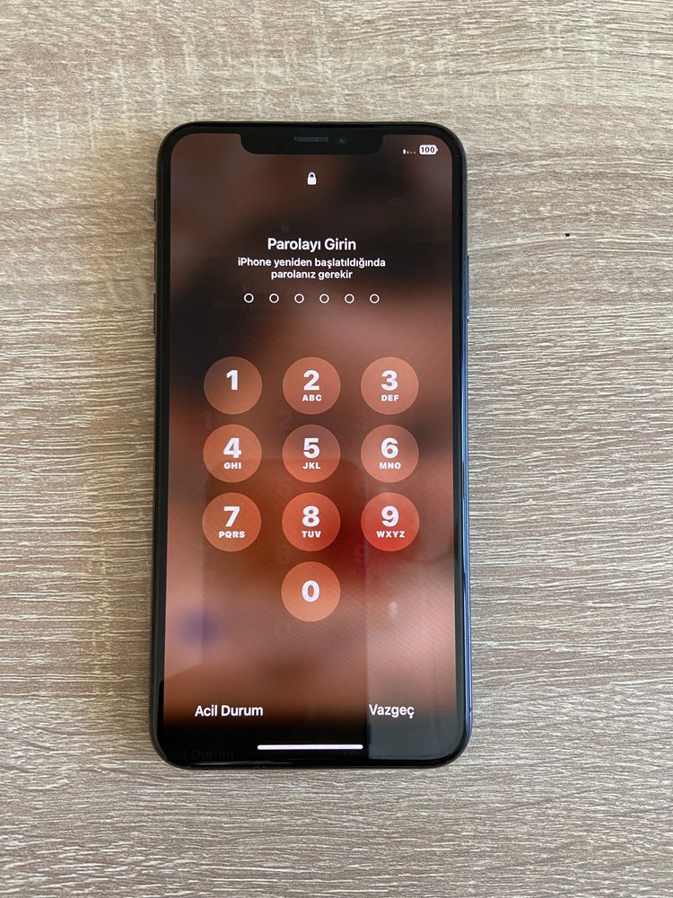 İphone XS Max.заключен към İcloud.