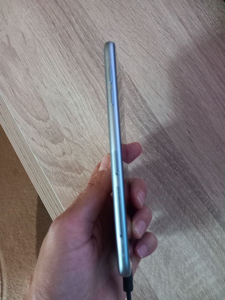 Телефон Samsung J7