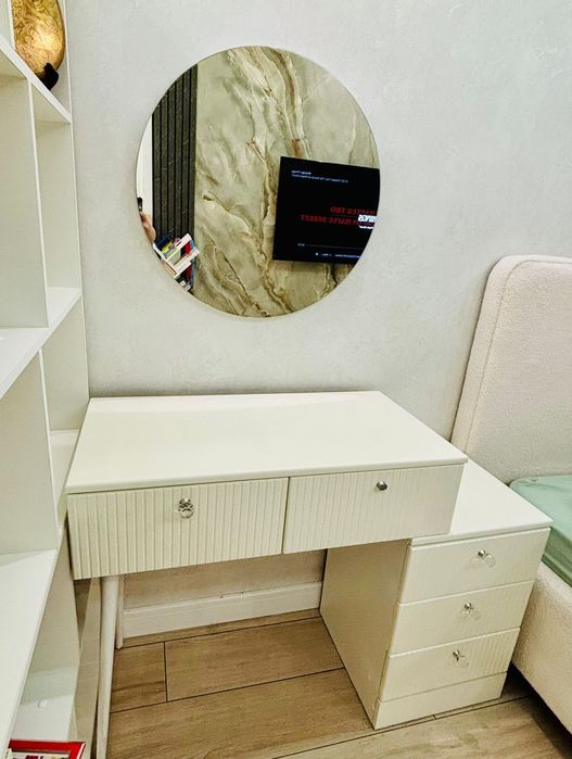 Продам тумбу с зеркалом