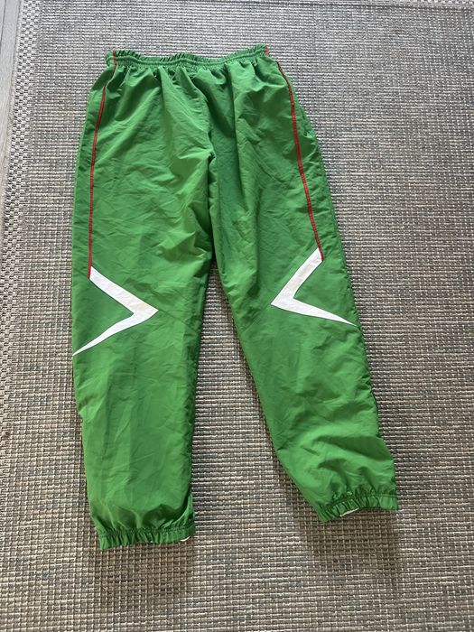 Vând pantaloni de trening .