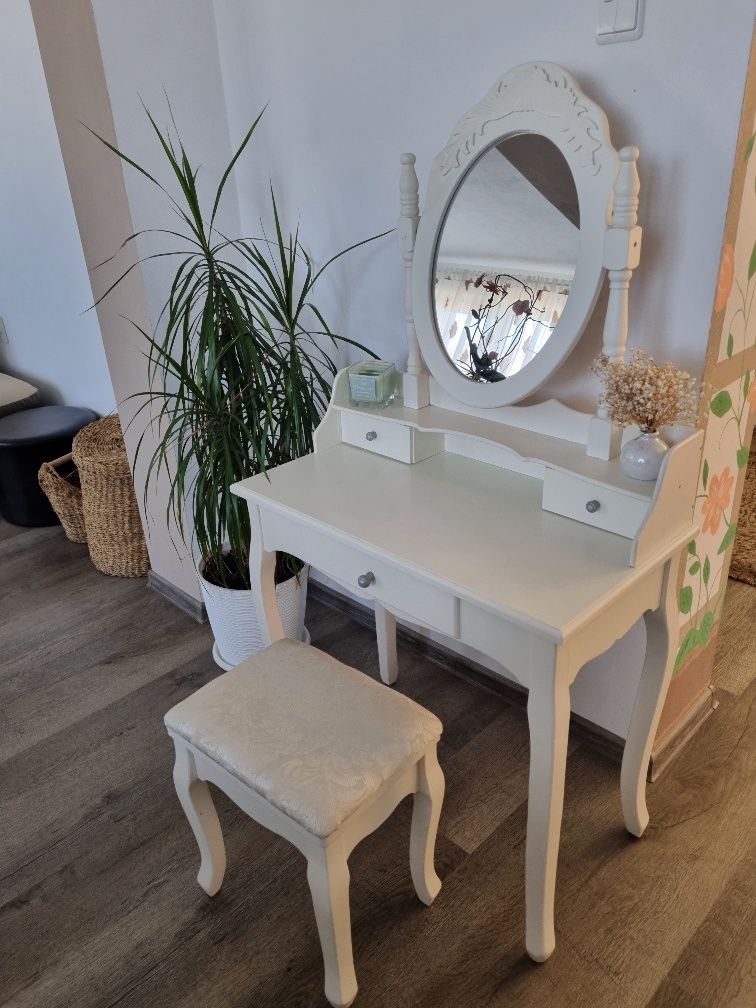 Masuta cosmetica vintage cu oglinda