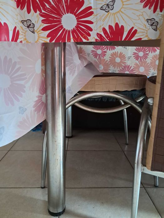 Masa de bucătărie extensibila cu scaune tapițate.