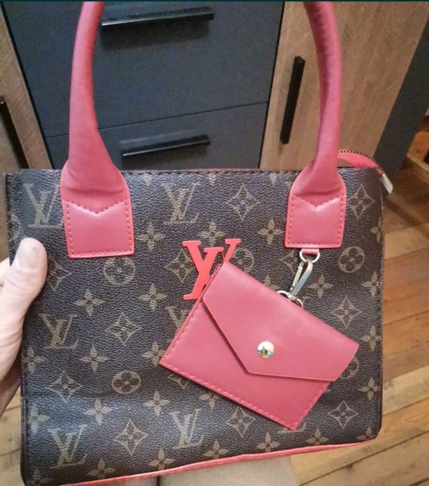 ДАМСКИ кожени чанти Guess,Louis Vuitton i CK