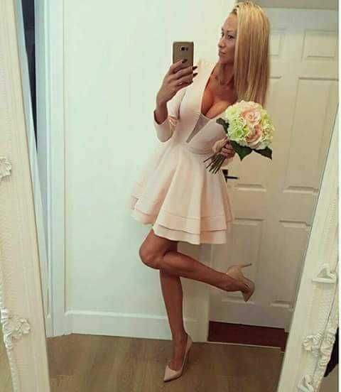 Бледо розова разкроена рокля