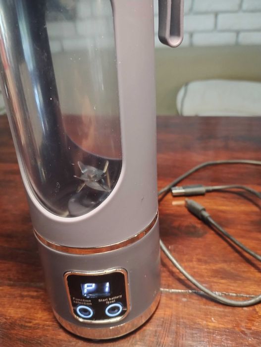 Преносим блендер 450 мл, презареждащ се с USB, за смутита и шейкове