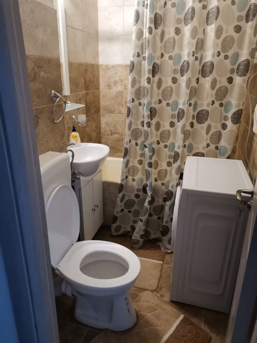 Inchiriez spatiu cazare 3 camere triple  si depozit 250 mp