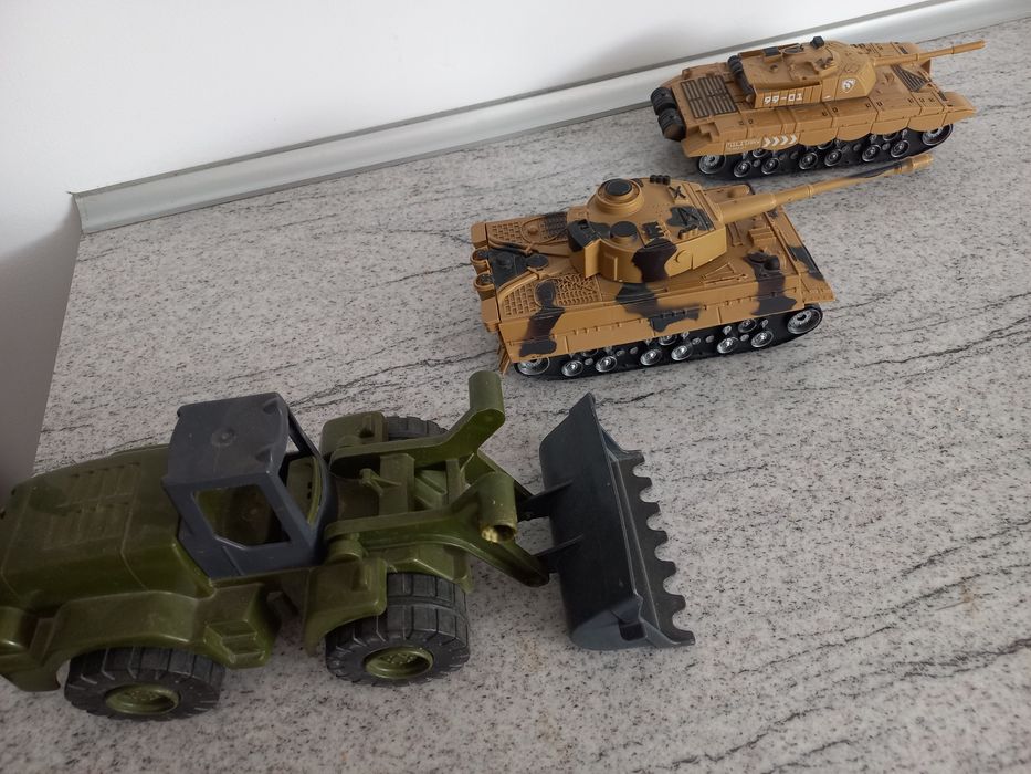 Colectie 2 tancuri+tractor marca Noriel, cu actionare lumini si sunet