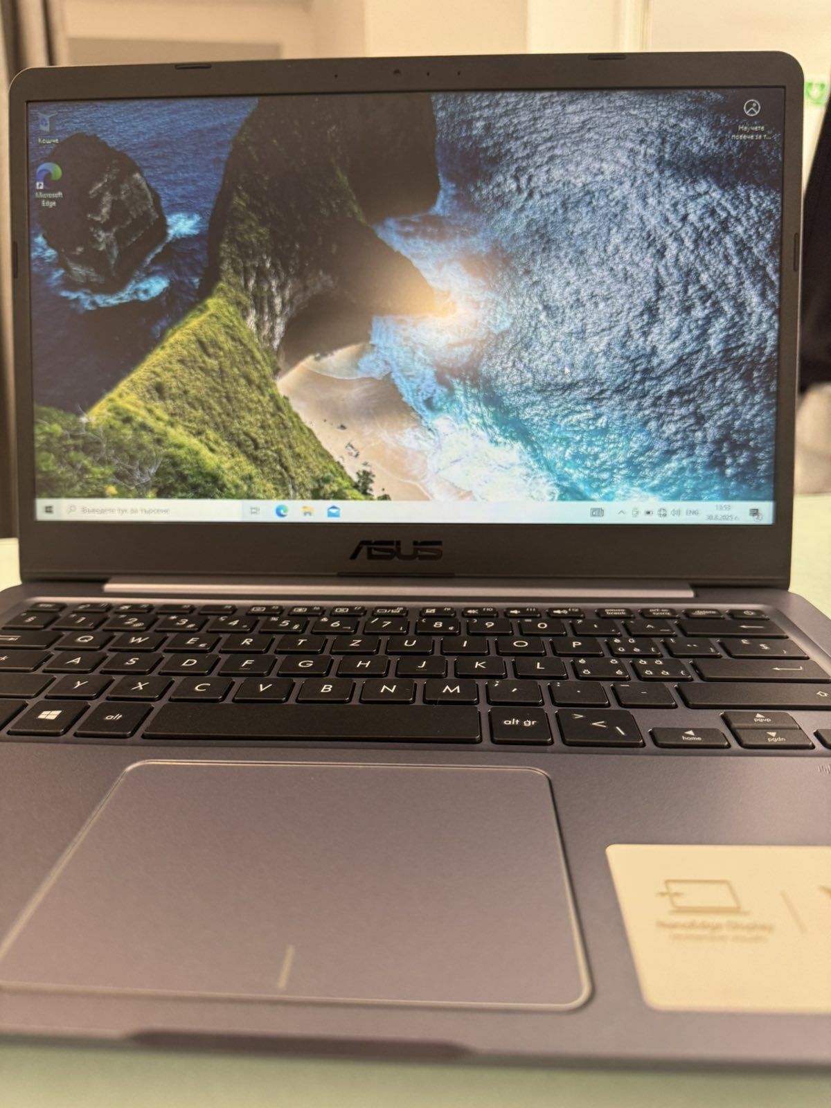 Лаптоп Asus със зарядно