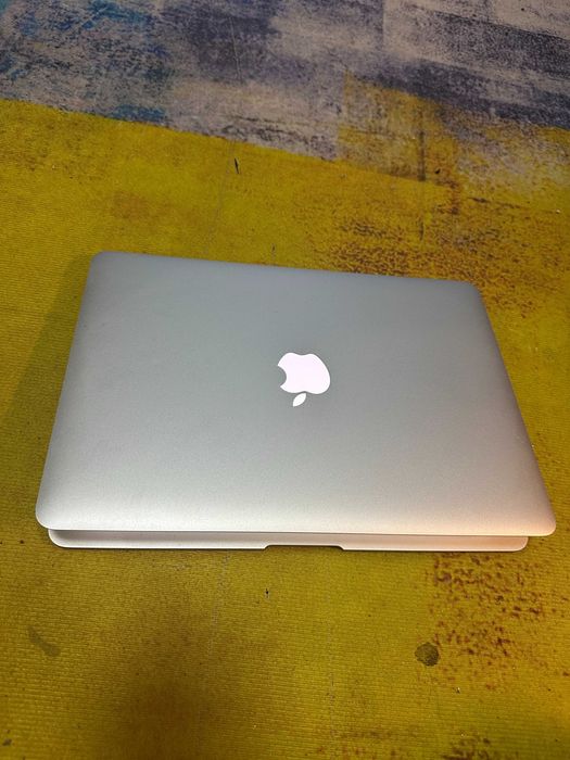 Apple Macbook 2017, sonoma, 32 cicluri, i5 , 8 gb, ssd 256