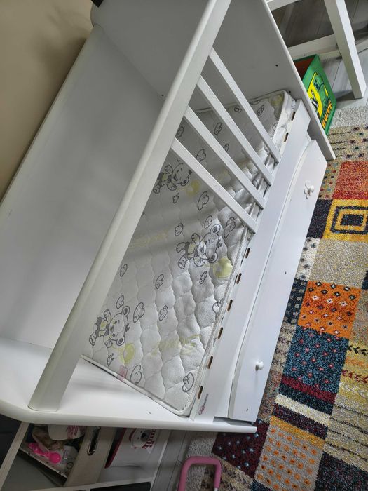 Бяла дървена бебешка кошара + матрак