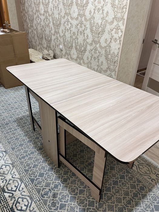 Стол в гостиную