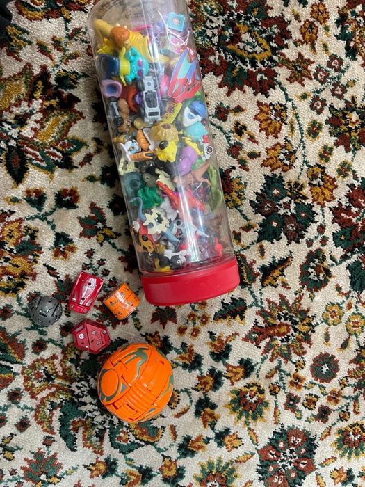 Продают я игрушки от Киндера и Бакуганы