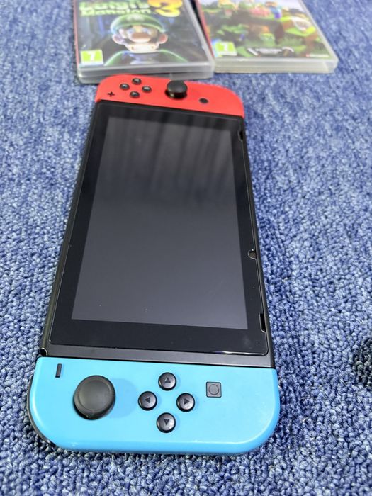 Vand nintendo switch+2 jocuri,negociabil