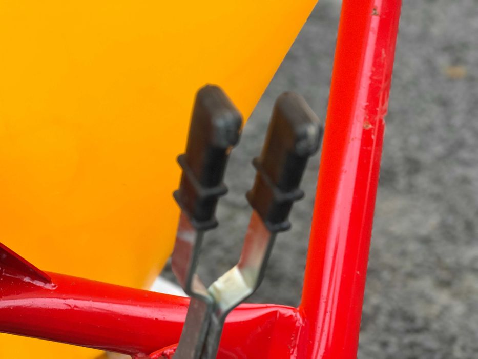 Distribuitor de ingrasaminte polonez 300 L cuva plastic