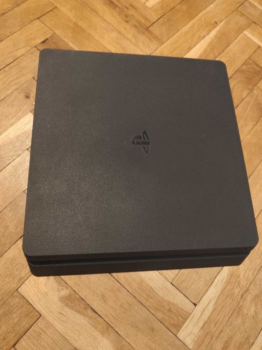 Playstation 4 slim,2 джойстика и 6 игри