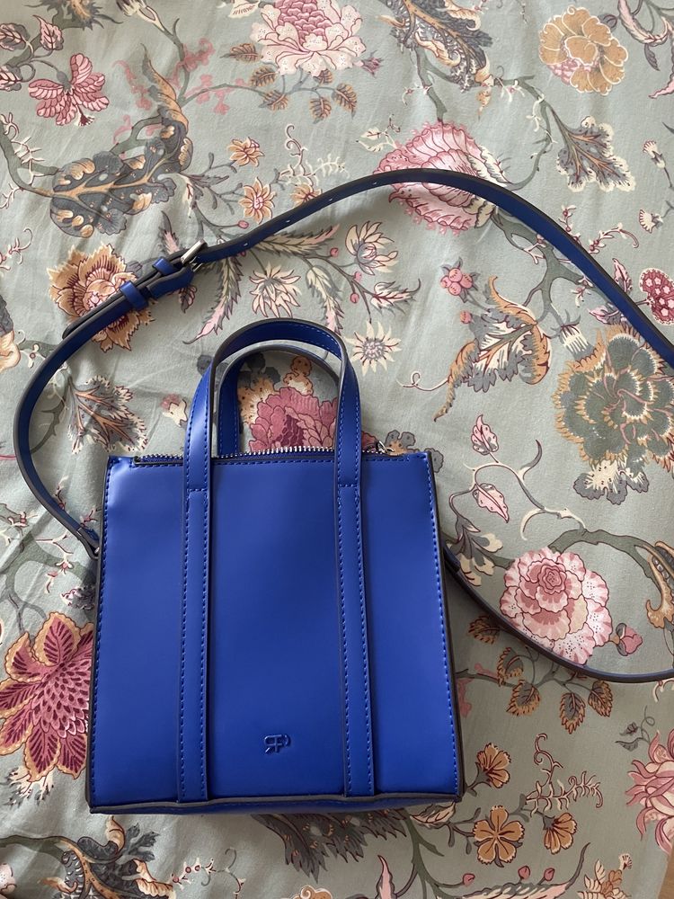 Малка синя чанта