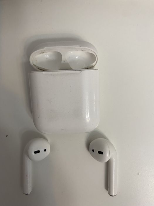 Продам наушники AirPods белый