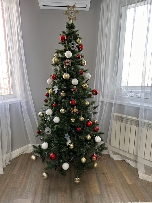 Готовая елка на Новый год с игрушками