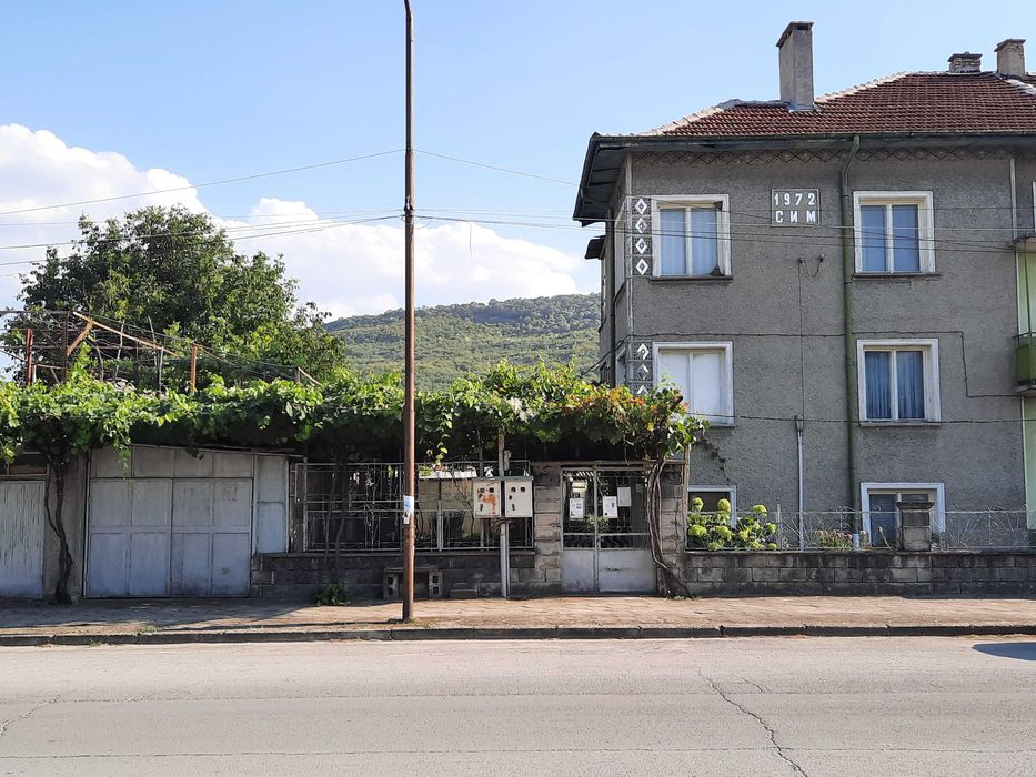 Продавам къща на 2 етажа с 2 гаража и доп. постройки