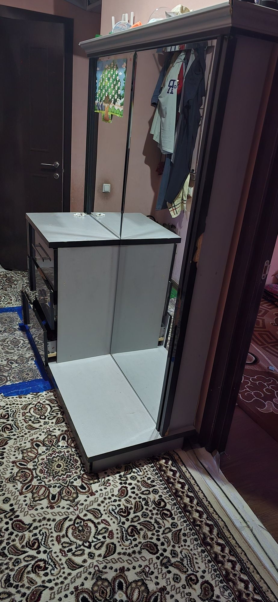 Bu Spalni mebel 2ta tumba va trimosi bilan