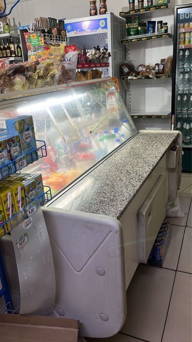 холодильник для товаров в магазине