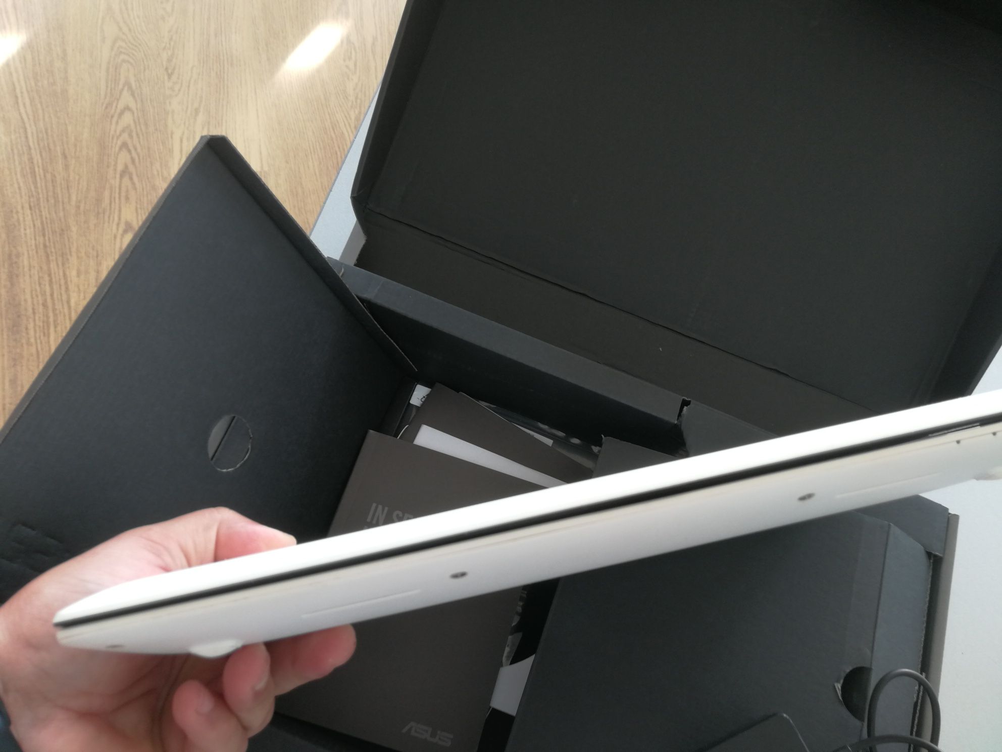 Лаптоп Asus X200CA