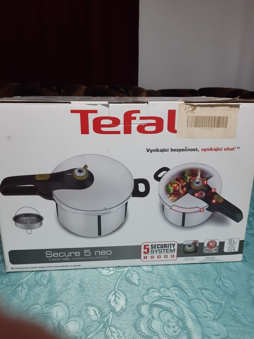 Vând oala presiune tefal 8 L