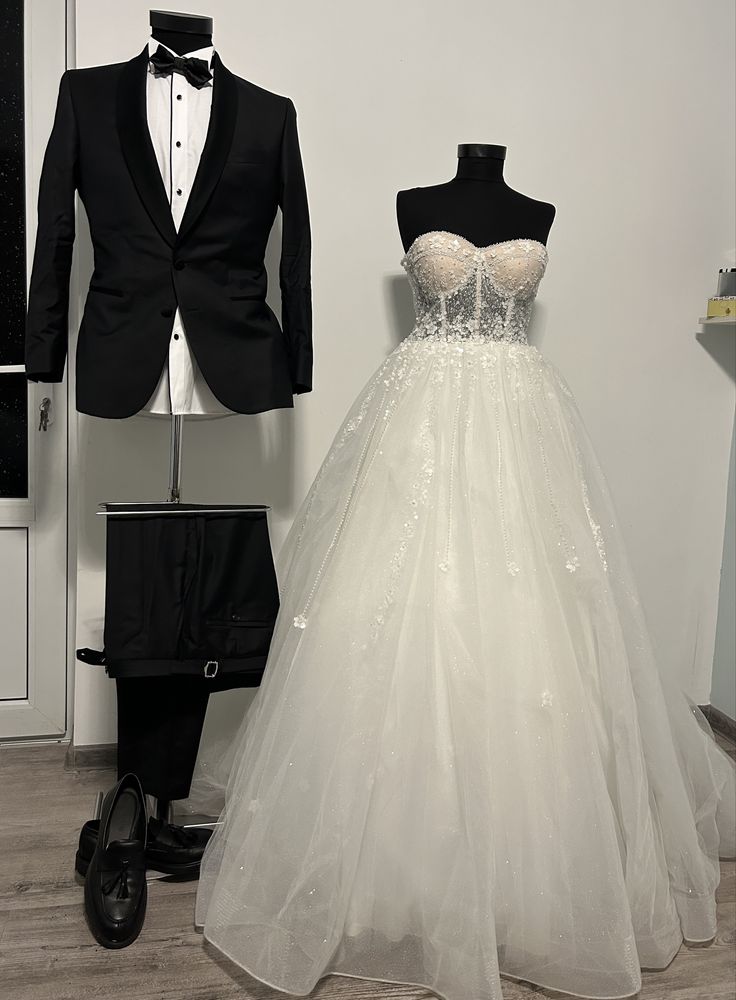 Inchiriez manechin rochie mireasa/ costum mire