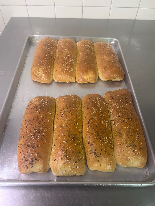 Производство и доставка на прясно изпечени закуски и баници