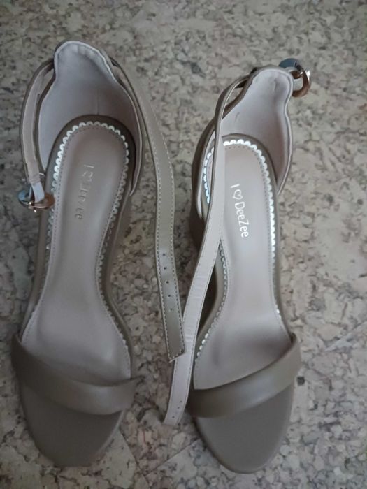 Продавам сандали маркови